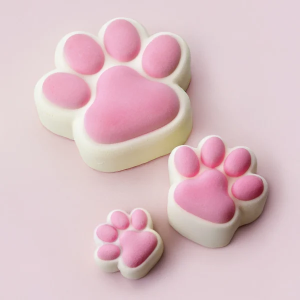 forma handmade Puffy Paws